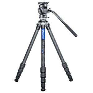 Leofoto LS-225CEX Tripod carbon Ranger met nivelleerbasis en BV-1R videokop volledig uitgeklapt.