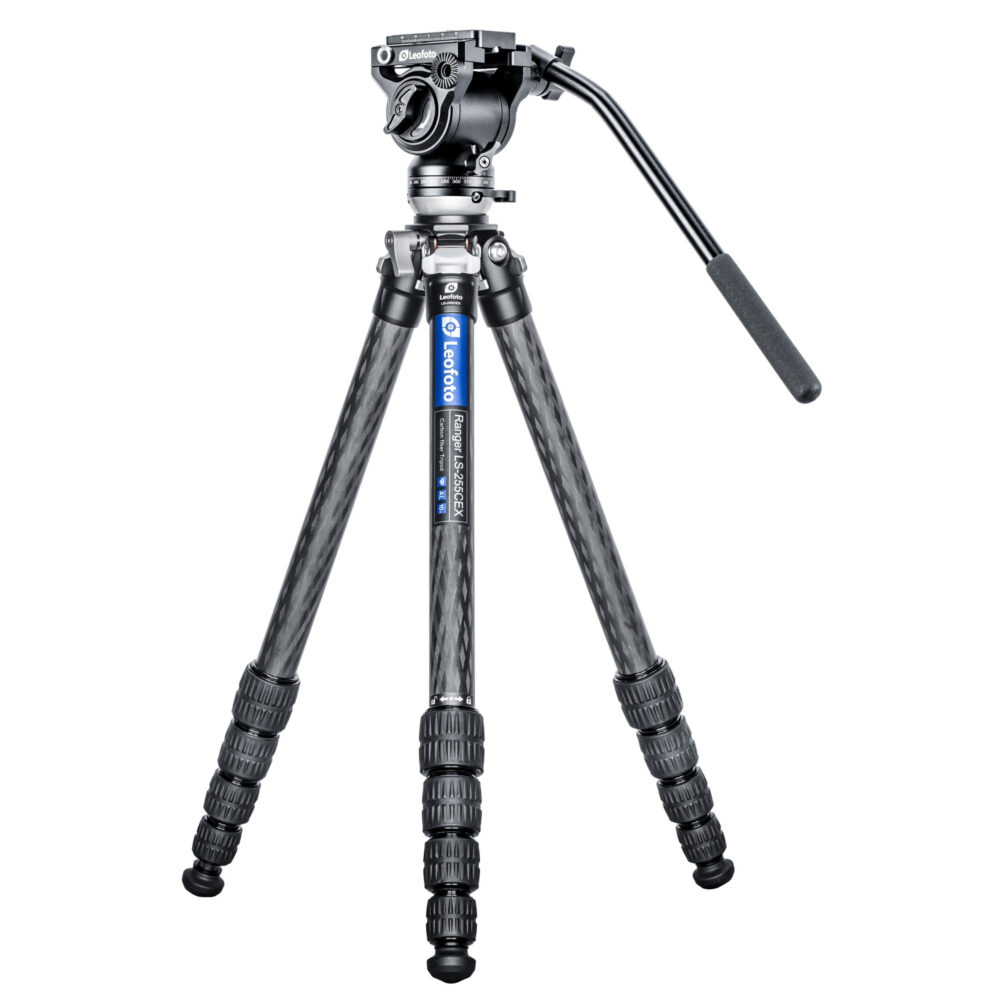 Leofoto LS-255CEX Tripod carbon Ranger met nivelleerinrichting en BV-5 videokop volledig uitgeklapt.
