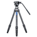 Leofoto LS-255CEX Tripod carbon Ranger met nivelleerinrichting en BV-5 videokop volledig uitgeklapt.