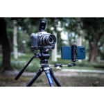 Leofoto LS-225CEX Tripod carbon Ranger met BV-1R videokop in gebruik met camera en smartphonehouder in het bos.