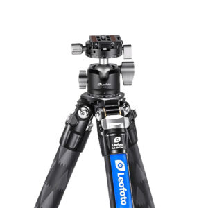 Leofoto LS-284C Tripod carbon Ranger Pro volledig opgesteld met gemonteerde LH-30R kogelkop.