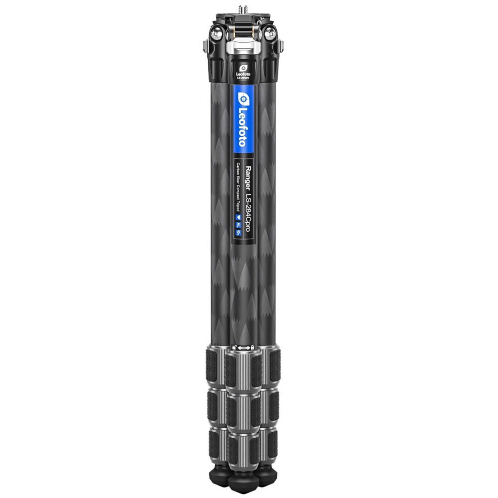 Leofoto LS-284C Tripod carbon Ranger Pro rechtop ingeklapt met samengevouwen poten.