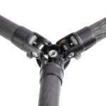 Leofoto LS-284C Tripod detail statiefschouder met uitgeklapte poten en hoekverstelling.