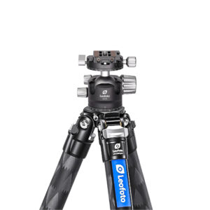 Leofoto LS-324C Tripod carbon Ranger Pro met gemonteerde LH-40R kogelkop en camera.