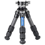 Leofoto LS-223CEX Tripod compact carbon Ranger-statief laag opgesteld met panoramakop.