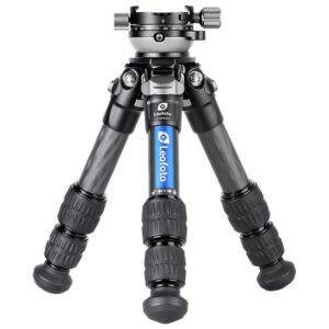 Leofoto LS-223CEX Tripod compact carbon Ranger-statief laag opgesteld met panoramakop.