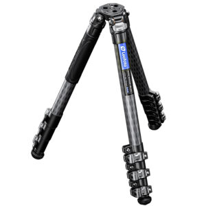 Leofoto LSR-284C Tripod carbon Rapid Ranger uitgeklapt met drie poten op werkhoogte.