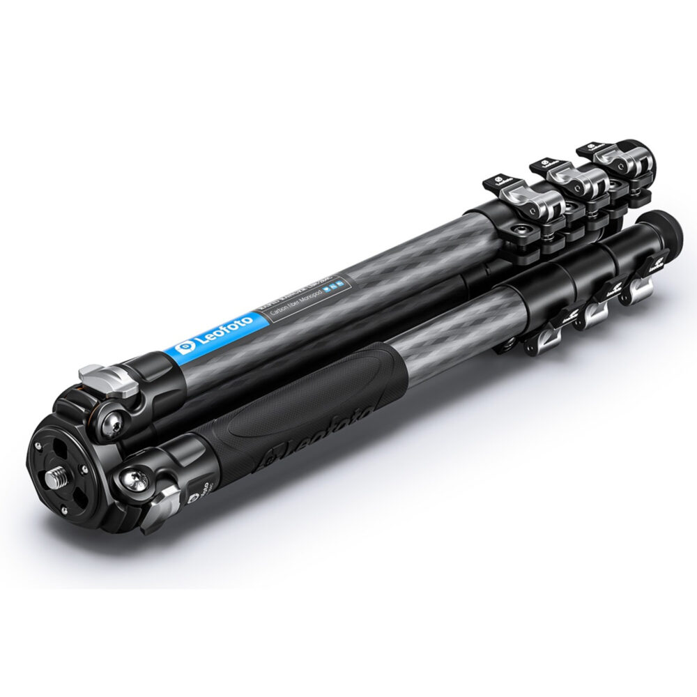 Leofoto LSR-284C Tripod carbon Rapid Ranger volledig uitgeklapt tegen donkere achtergrond.