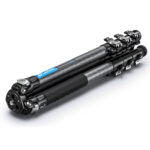 Leofoto LSR-284C Tripod carbon Rapid Ranger volledig uitgeklapt tegen donkere achtergrond.