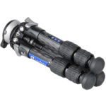 Leofoto LS-223CEX Tripod liggend ingeklapt met halfronde nivelleerschotel zichtbaar.