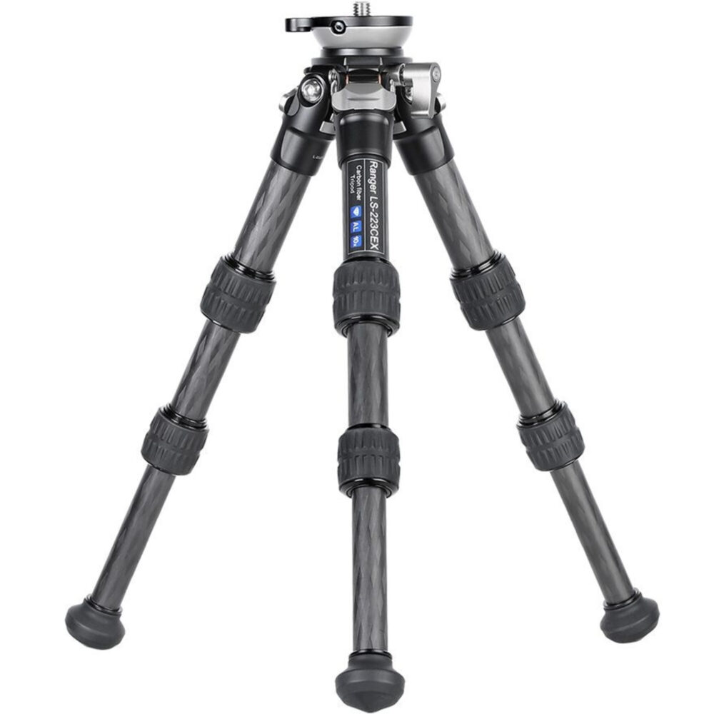 Leofoto LS-223CEX Tripod op maximale hoogte met drie volledig uitgeschoven poten.