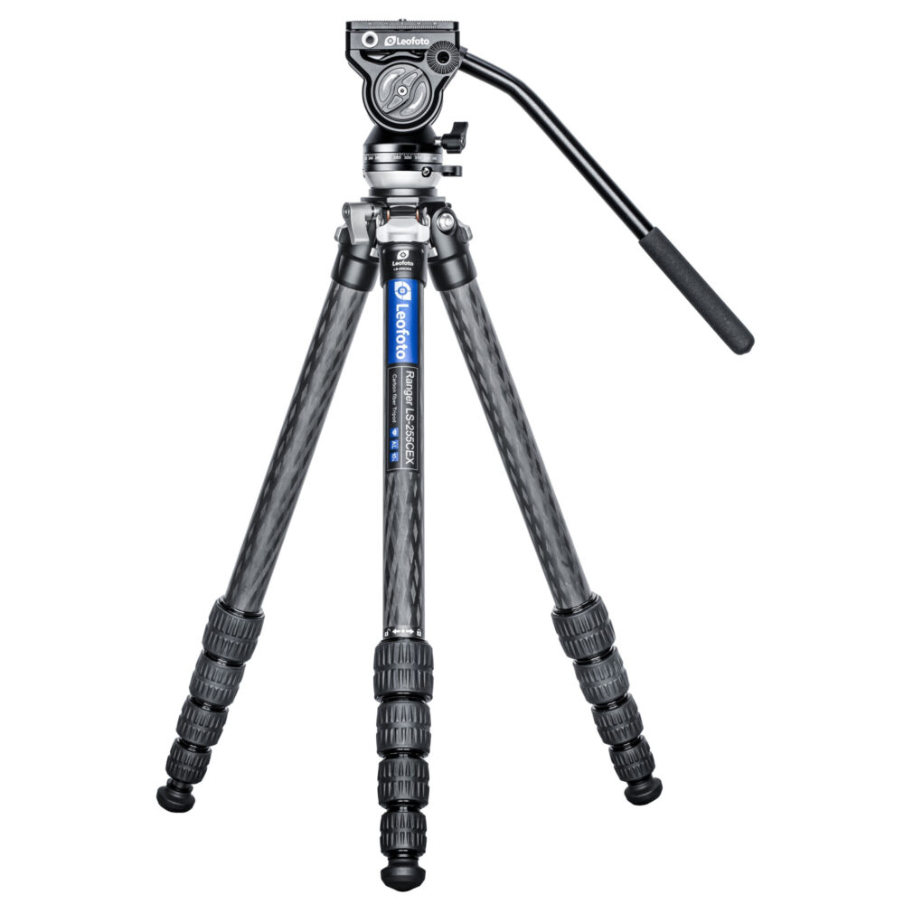 Leofoto LS-255CEX Tripod carbon Ranger met nivelleerinrichting en BV-5 videokop vooraanzicht met bedienarm omhoog.