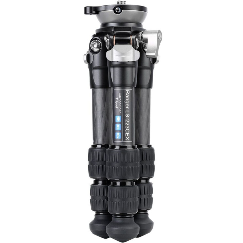 Leofoto LS-223CEX Tripod rechtop ingeklapt met samengevouwen poten en logosticker.