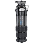 Leofoto LS-223CEX Tripod rechtop ingeklapt met samengevouwen poten en logosticker.