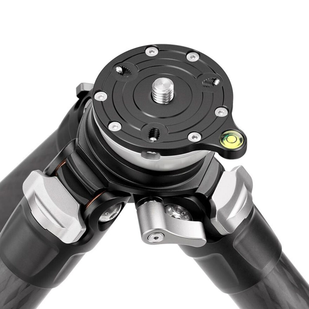 Leofoto LS-223CEX Tripod detail nivelleerschotel met waterpas en montageplaat.