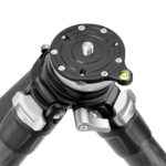 Leofoto LS-223CEX Tripod detail nivelleerschotel met waterpas en montageplaat.