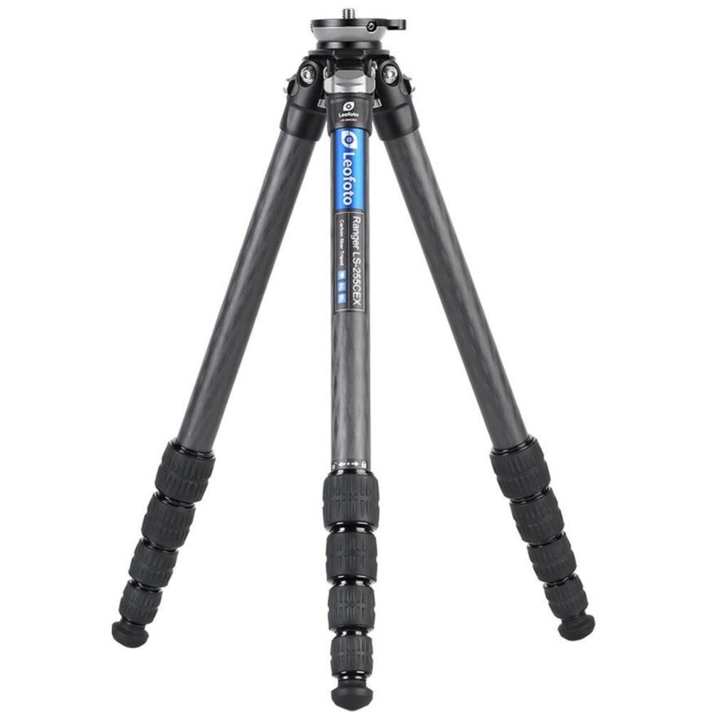 Leofoto LS-255CEX Tripod carbon Ranger Leveling volledig uitgeklapt met drie poten.