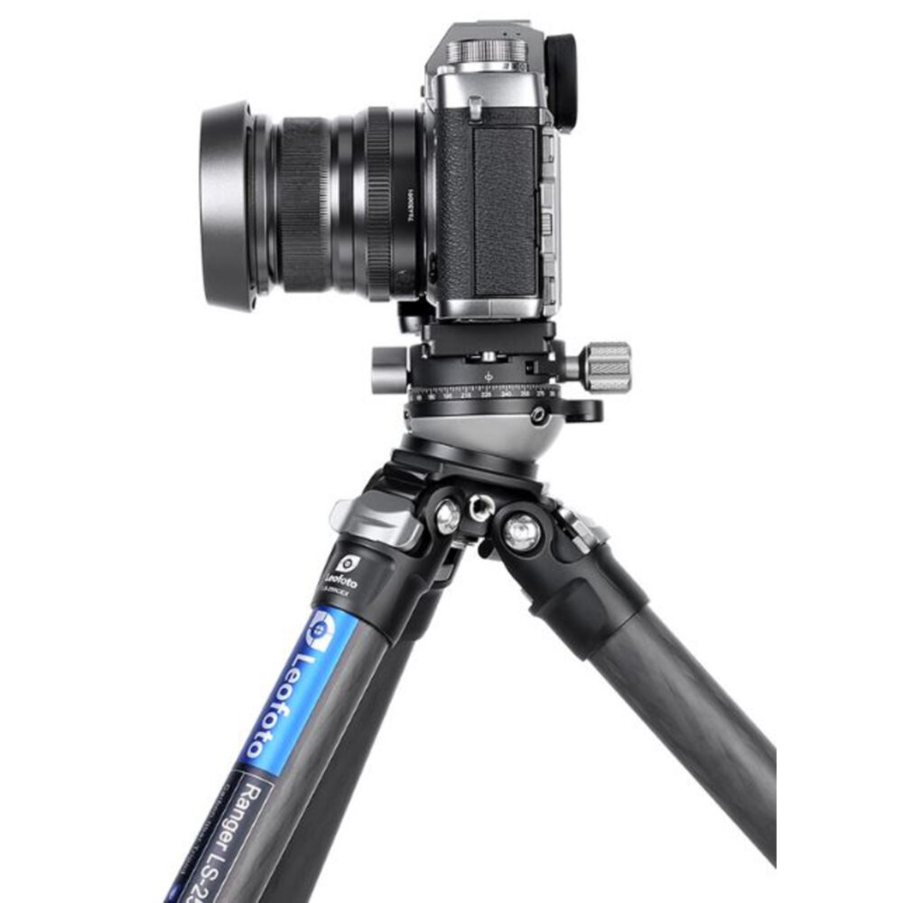 Leofoto LS-255CEX Tripod carbon Ranger Leveling in gebruik met gemonteerde systeemcamera.