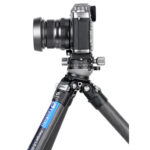 Leofoto LS-255CEX Tripod carbon Ranger Leveling in gebruik met gemonteerde systeemcamera.