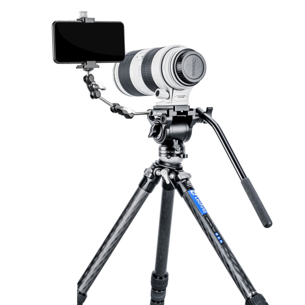 Leofoto LS-255CEX Tripod carbon Ranger met BV-5 videokop in gebruik met telezoomlens en monitorarm.