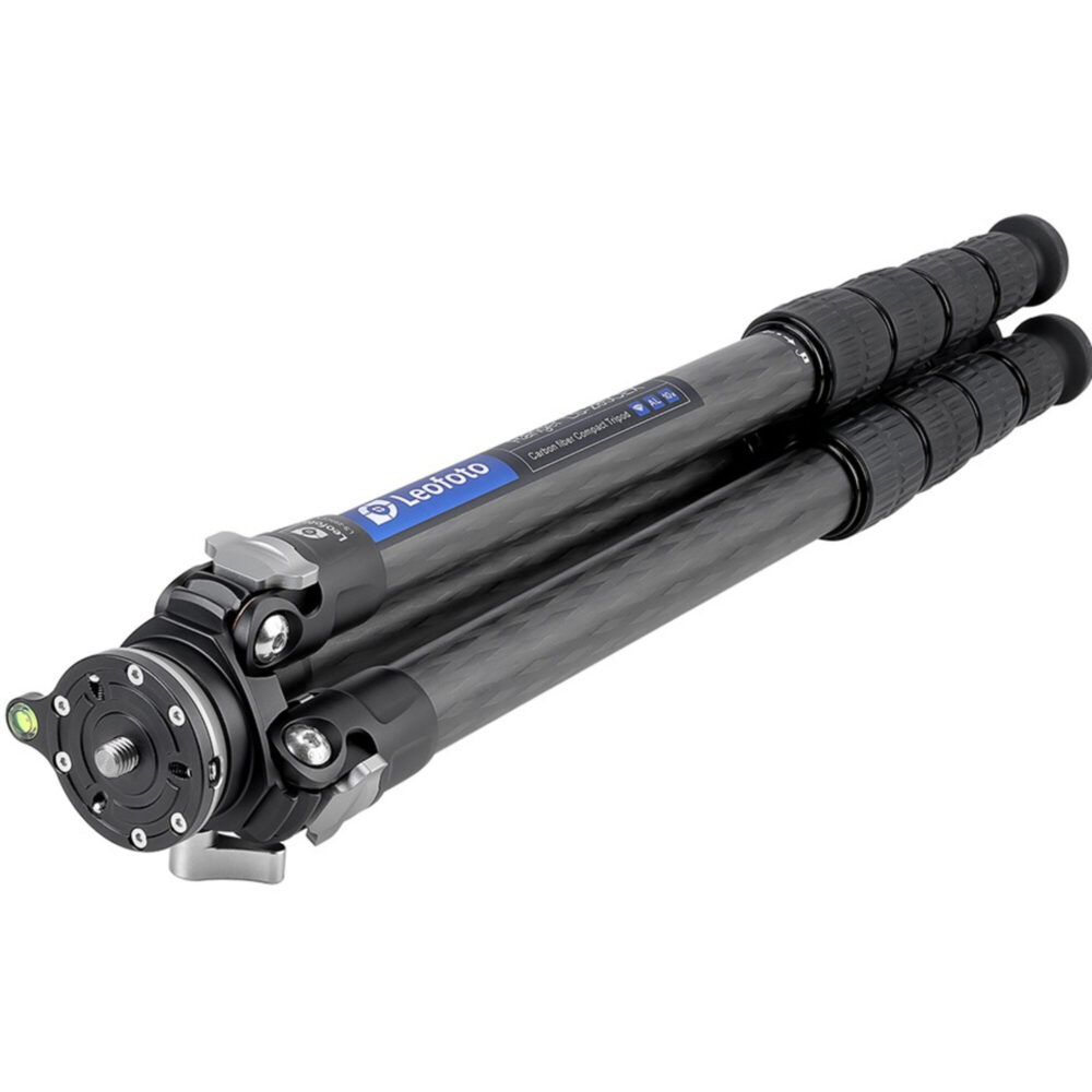 Leofoto LS-285CEX Tripod liggend ingeklapt met zicht op carbon poten en nivelleerbasis.