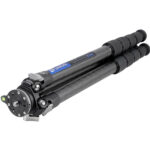 Leofoto LS-285CEX Tripod liggend ingeklapt met zicht op carbon poten en nivelleerbasis.