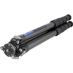 Leofoto LS-285CEX Tripod liggend ingeklapt met zicht op carbon poten en nivelleerbasis.