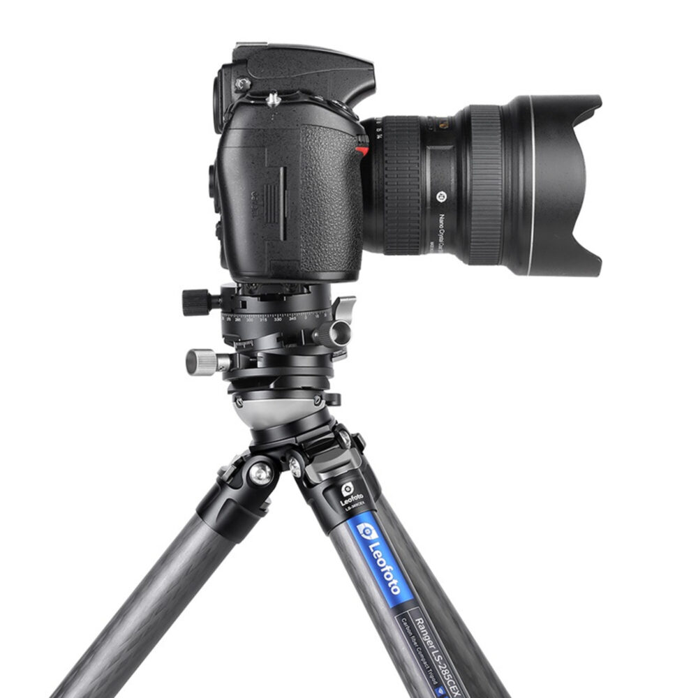 Leofoto LS-285CEX Tripod demonstratie met gemonteerde camera op panoramakop.