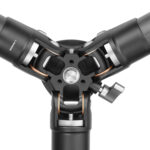 Leofoto LS-285CEX Tripod detail statiefschouder met ver uitgeklapte poten voor lage stand.