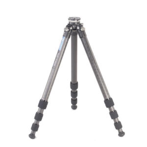 Leofoto LS-324CEX Tripod volledig uitgeklapt carbon Ranger-statief met drie poten.
