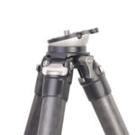 Leofoto LS-324CEX Tripod zijaanzicht statiefschouder met nivelleerbasis en uitgeklapte poten.