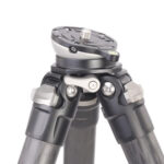 Leofoto LS-324CEX Tripod detail statiefschouder met vergrendelingen voor beenhoeken.