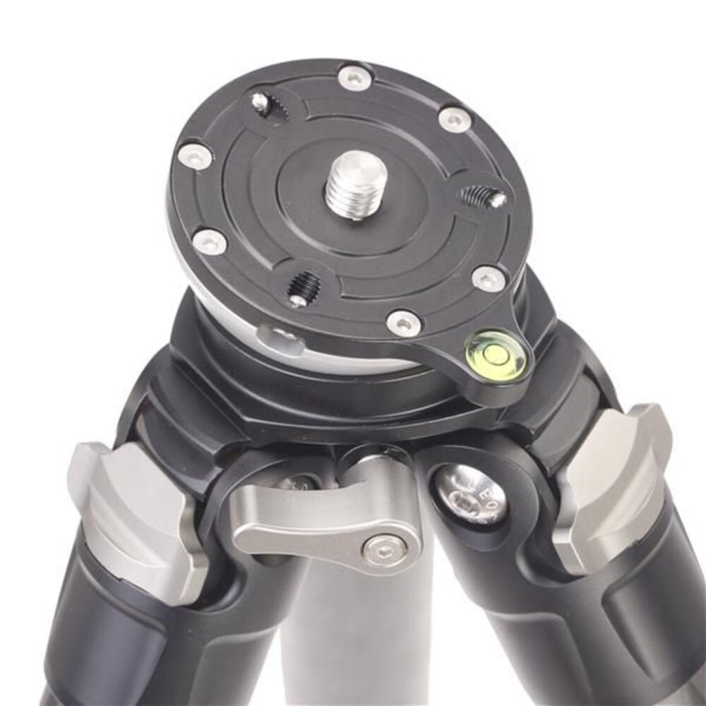 Leofoto LS-324CEX Tripod bovenaanzicht nivelleerbasis met schroef, schroefgaten en waterpas.