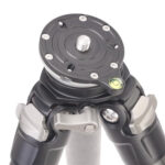 Leofoto LS-324CEX Tripod bovenaanzicht nivelleerbasis met schroef, schroefgaten en waterpas.