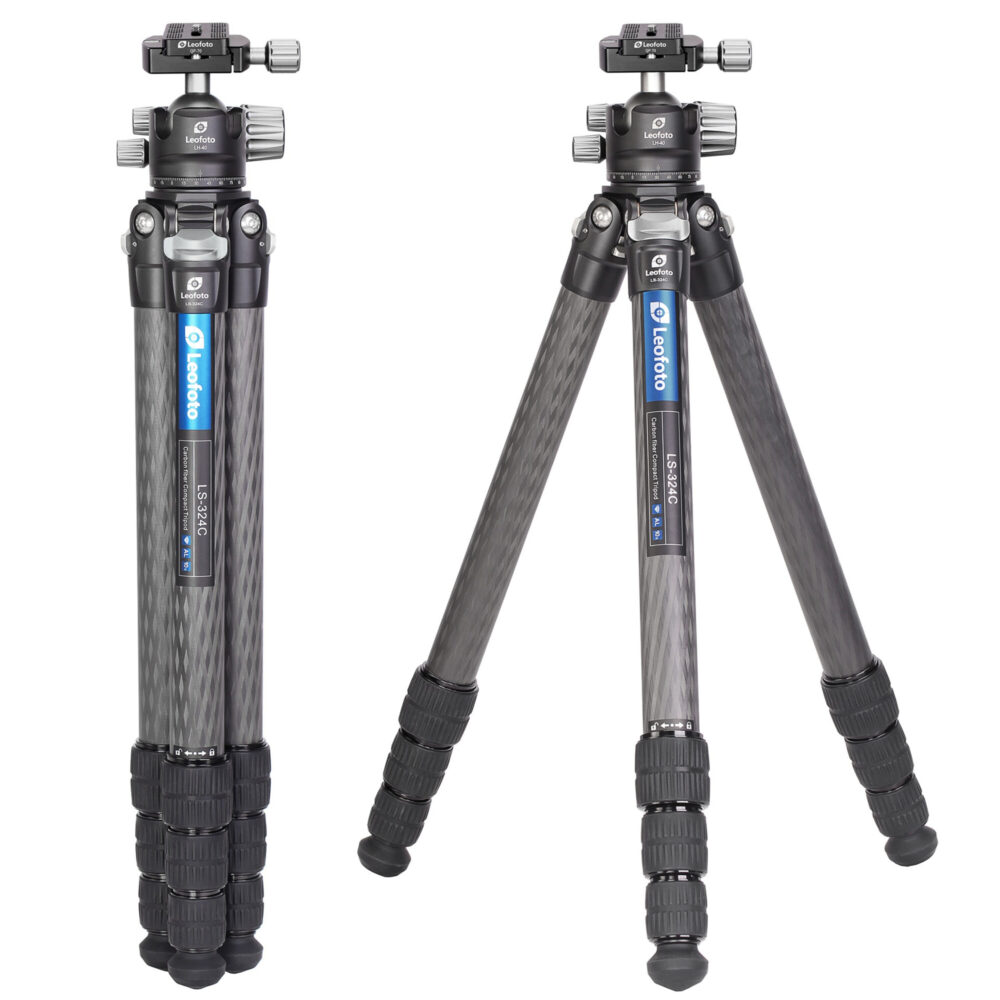 Leofoto LS-324C Tripod frontaal uitgeklapt op drie poten zonder middenkolom uitgeschoven.