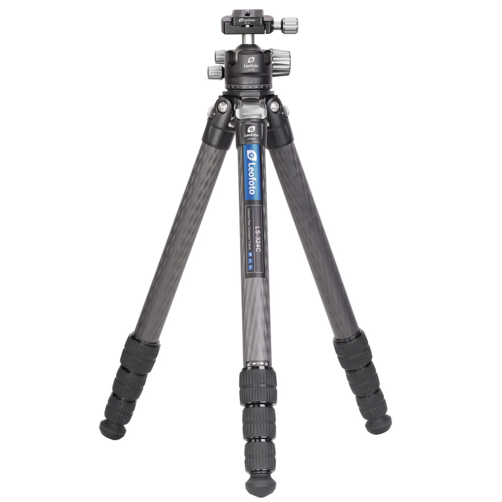 Leofoto LS-324C Tripod carbon Ranger volledig opgesteld met gemonteerde LH-40 kogelkop.