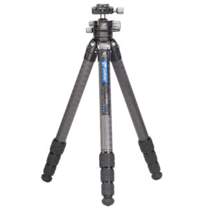 Leofoto LS-324C Tripod carbon Ranger volledig opgesteld met gemonteerde LH-40 kogelkop.