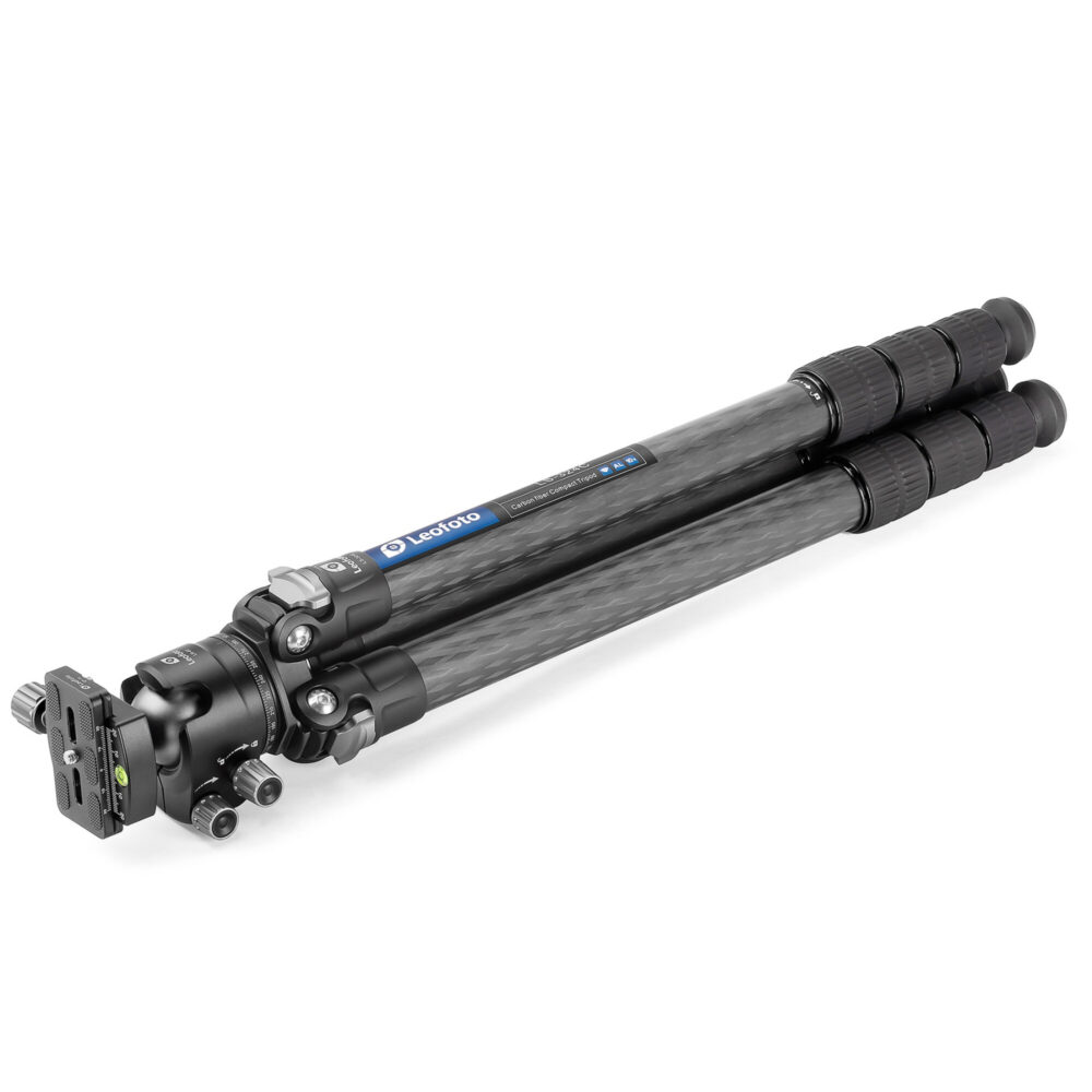 Leofoto LS-324C Tripod ingeklapt met samengevouwen carbon poten voor transport.