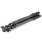 Leofoto LS-324C Tripod ingeklapt met samengevouwen carbon poten voor transport.