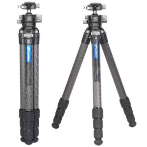Leofoto LS-324C Tripod ingeklapt met samengevouwen carbon poten voor compact transport.