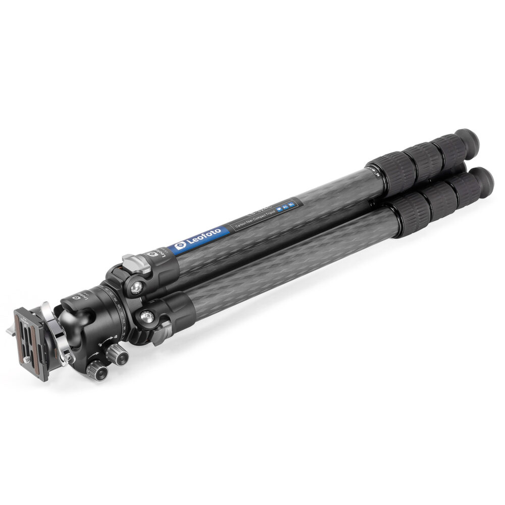 Leofoto LS-324C Tripod ingeklapt met samengevouwen carbon poten voor compact transport.