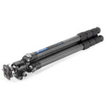 Leofoto LS-324C Tripod ingeklapt met samengevouwen carbon poten voor compact transport.