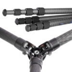 Leofoto LS-324C Tripod detail carbon poten met draaivergrendelingen en rubbervoeten.