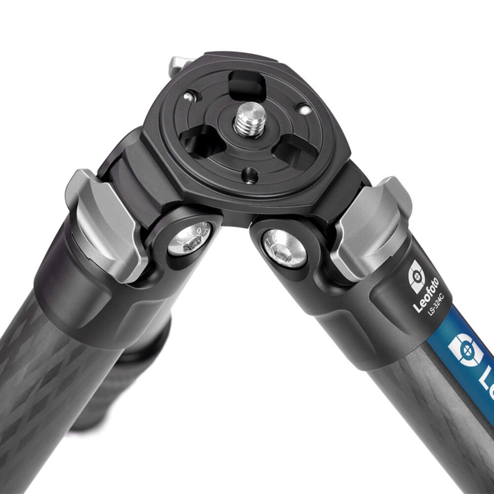 Leofoto LS-324C Tripod detail carbon poten met draaivergrendelingen en rubbervoeten.
