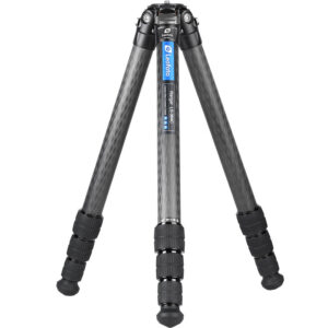 Leofoto LS-364C Tripod volledig uitgeklapt carbon Ranger-statief op drie stevige poten.