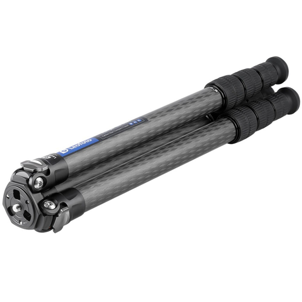 Leofoto LS-364C Tripod rechtop ingeklapt met samengevouwen carbon poten.