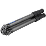 Leofoto LS-364C Tripod rechtop ingeklapt met samengevouwen carbon poten.