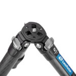 Leofoto LS-364C Tripod detail statiefschouder met montageplaat en vergrendelingen.