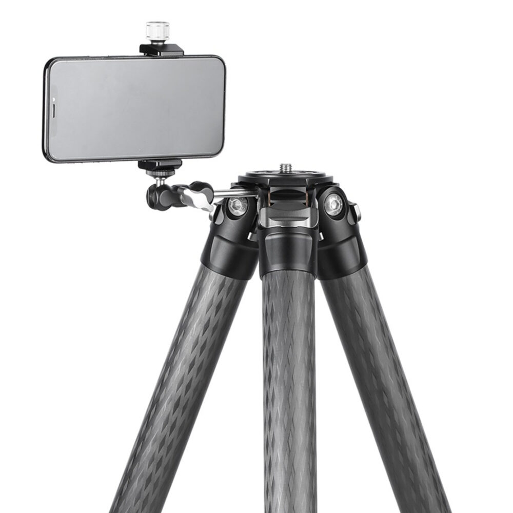 Leofoto LS-364C Tripod met gemonteerde smartphonehouder op accessoires-arm.
