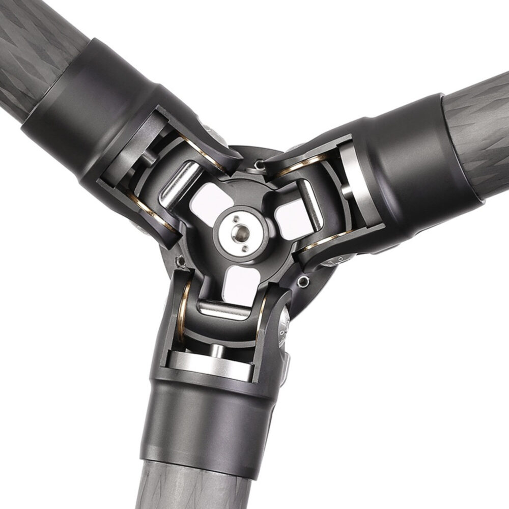 Leofoto LS-364C Tripod onderaanzicht scharnierpunten met drie uitgeklapte poten.